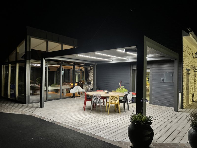 pergola-bioclimatique-la-haye-du-puits-renov-habitat-manche-stores-pergolas-aluminium-solabaie-marquises-(11)