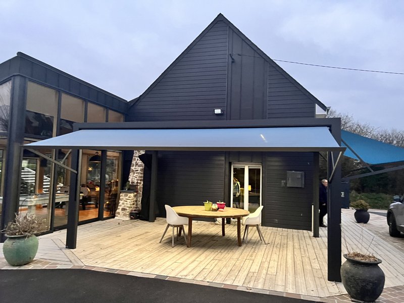 pergola-bioclimatique-la-haye-du-puits-renov-habitat-manche-stores-pergolas-aluminium-solabaie-marquises-(14)