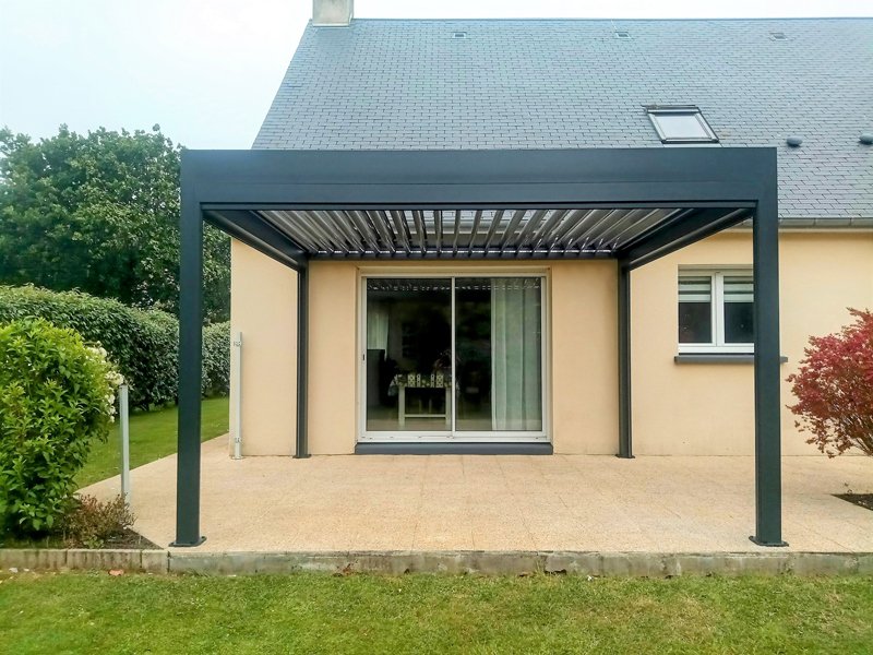 pergola-bioclimatique-la-haye-du-puits-renov-habitat-manche-stores-pergolas-aluminium-solabaie-marquises-(18)