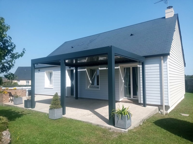 pergola-bioclimatique-la-haye-du-puits-renov-habitat-manche-stores-pergolas-aluminium-solabaie-marquises-(23)