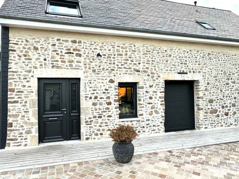 porte-d'entrée-alu-bois-mixte-vitrée-tiercée-serrure-5-points-solabaie-renov-habitat-manche-la-haye-du-puits-50--(19)