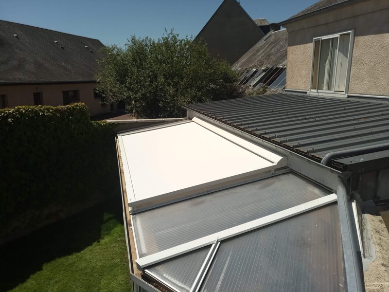 store-banne-store-exterieur-protection-solaire-manche-la-haye-du-puits-renov-habitat-solabaie-(2)
